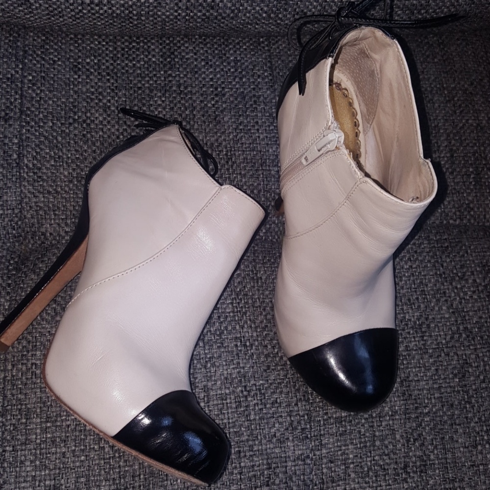 Trade with @elliesol1818  bebe Leather booties